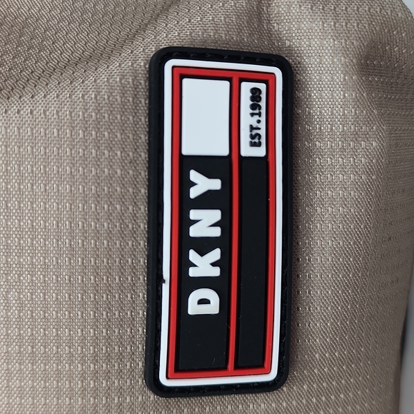 DKNY TOILETRY TRAVEL BAG - Picture 3 of 13